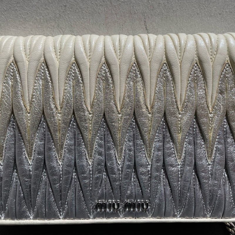 Miumiu 褶皺鏈條包 三拼色 白銀灰 限量色 斜背包肩背包-10