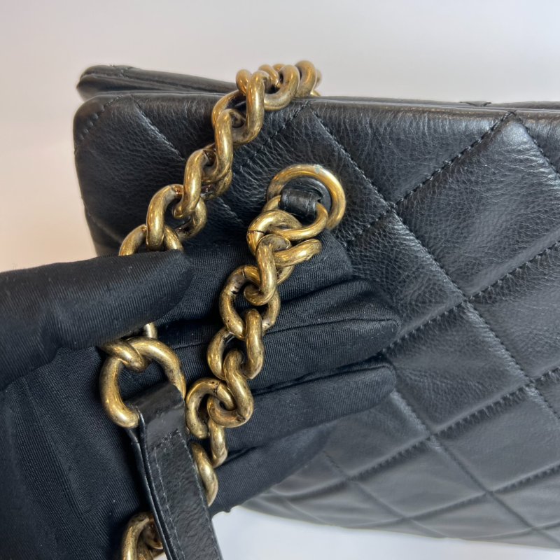 CHANEL 金釦菱格紋手提托特包黑-9