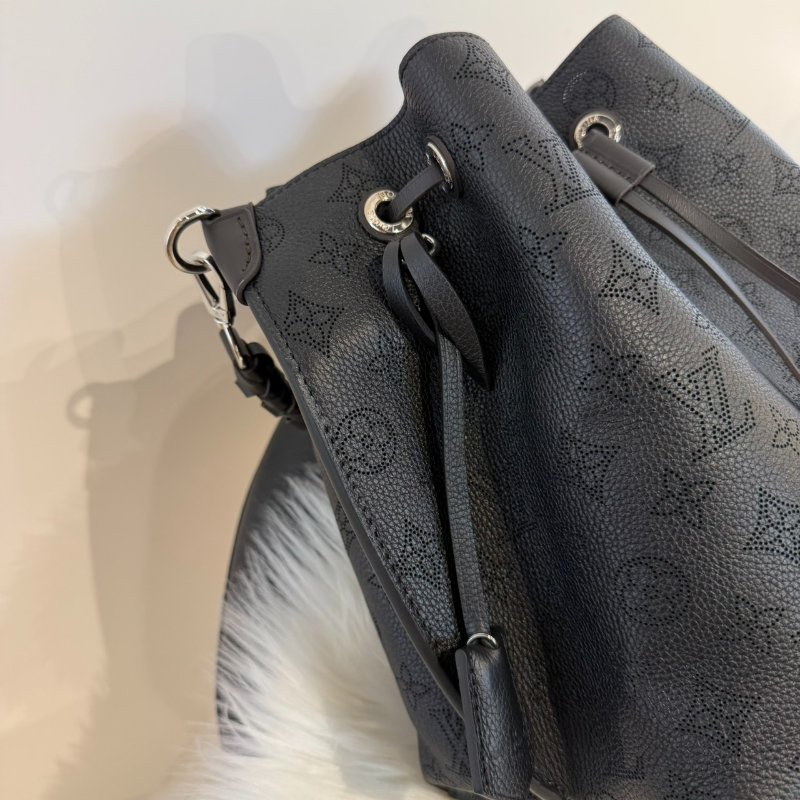 全新 LV MURIA 黑色鏤花牛皮水桶包-5