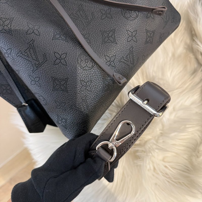 全新 LV MURIA 黑色鏤花牛皮水桶包-6