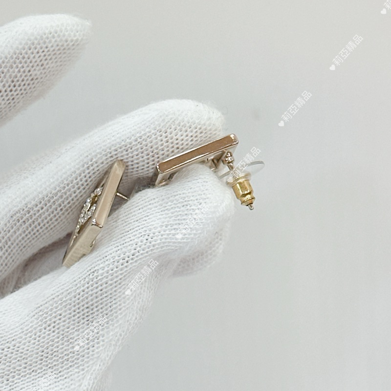 莉亞精品♡ Chanel 帶鑽鏤空方塊耳針 二手美品-6