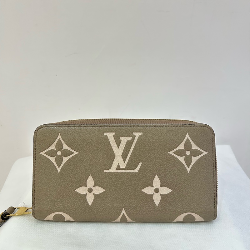 LV斑鳩灰大字花壓紋ㄇ字拉鏈長夾-0