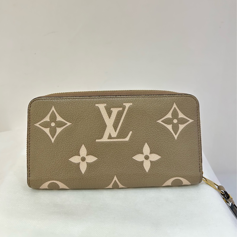 LV斑鳩灰大字花壓紋ㄇ字拉鏈長夾-1