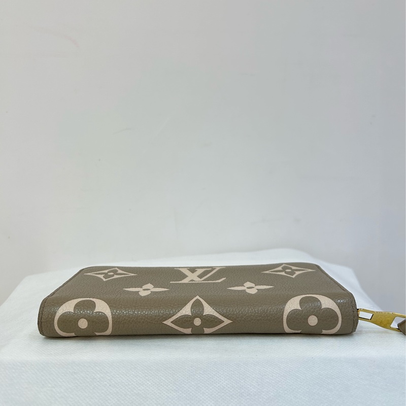 LV斑鳩灰大字花壓紋ㄇ字拉鏈長夾-2