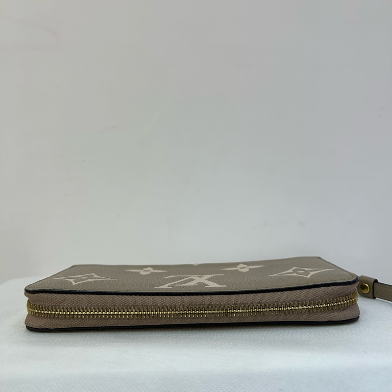 LV斑鳩灰大字花壓紋ㄇ字拉鏈長夾-3