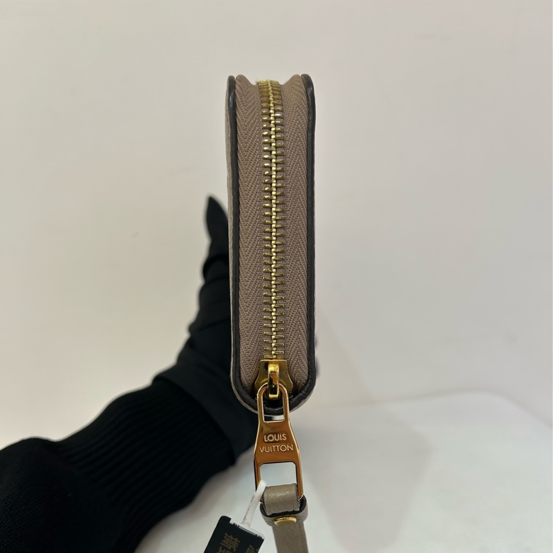 LV斑鳩灰大字花壓紋ㄇ字拉鏈長夾-5