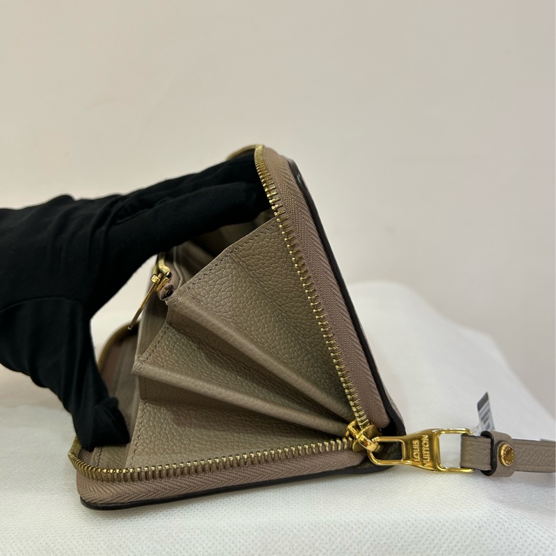 LV斑鳩灰大字花壓紋ㄇ字拉鏈長夾-8