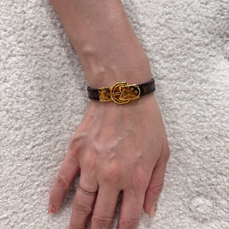 LOUIS VUITTON LV 金色 Fasten Your 皮帶頭造型手環-0