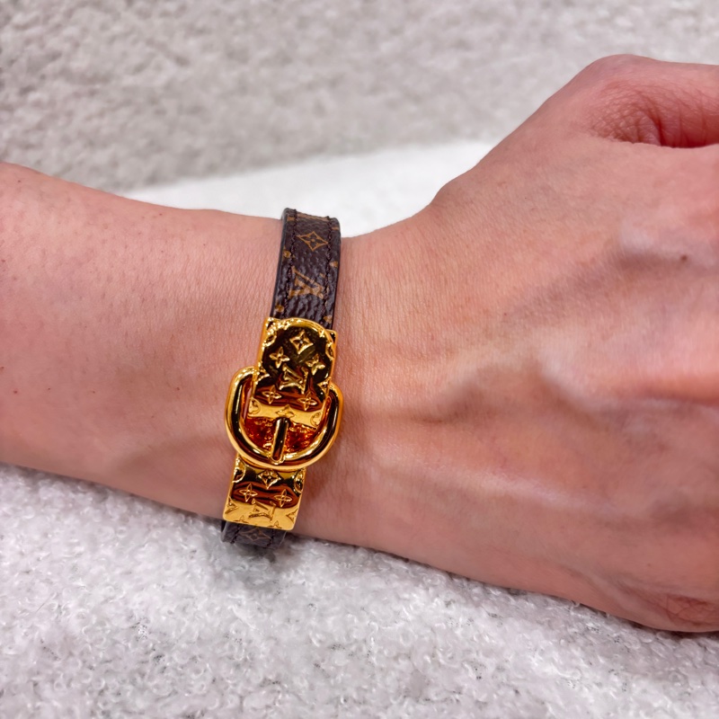 LOUIS VUITTON LV 金色 Fasten Your 皮帶頭造型手環-5