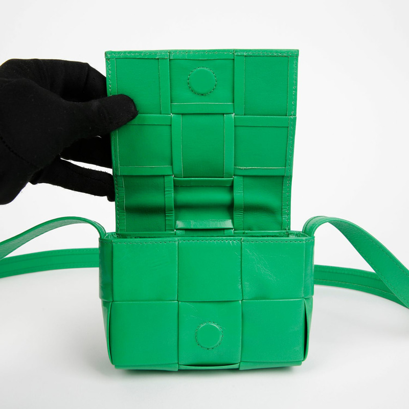 BOTTEGA VENETA Intrecciato 糖果盒式迷你斜背包 667048-11