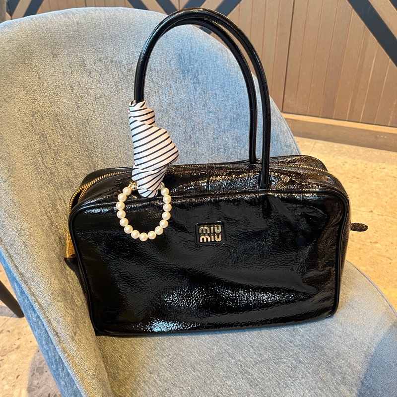 Miu Miu Beau質感漆皮黑公文包/保齡球包（大號）-0