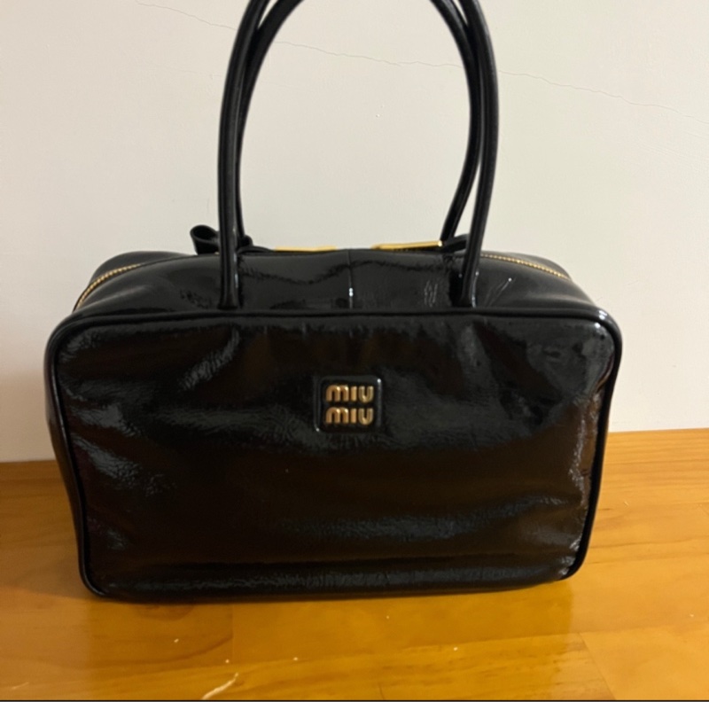 Miu Miu Beau質感漆皮黑公文包/保齡球包（大號）-1