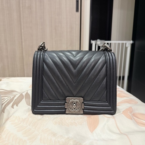CHANEL 黑銀荔枝山型紋BOY25