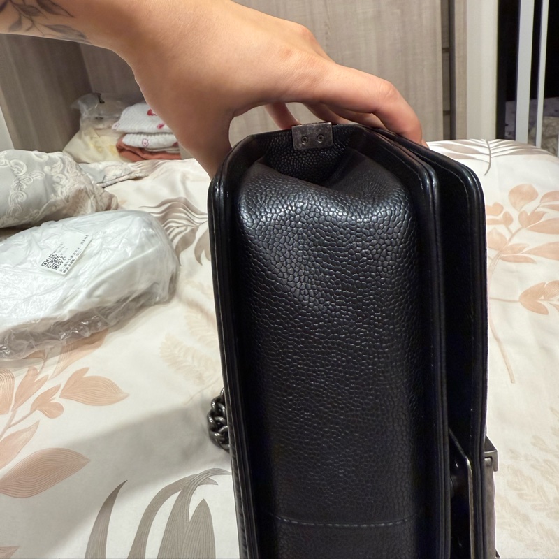 CHANEL 黑銀荔枝山型紋BOY25-10