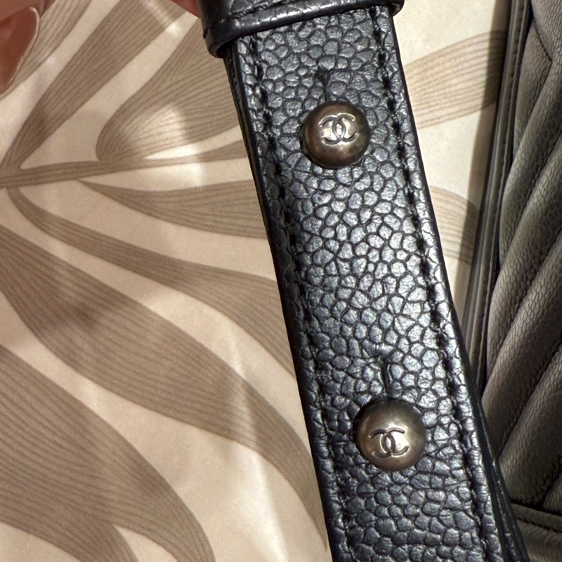 CHANEL 黑銀荔枝山型紋BOY25-16