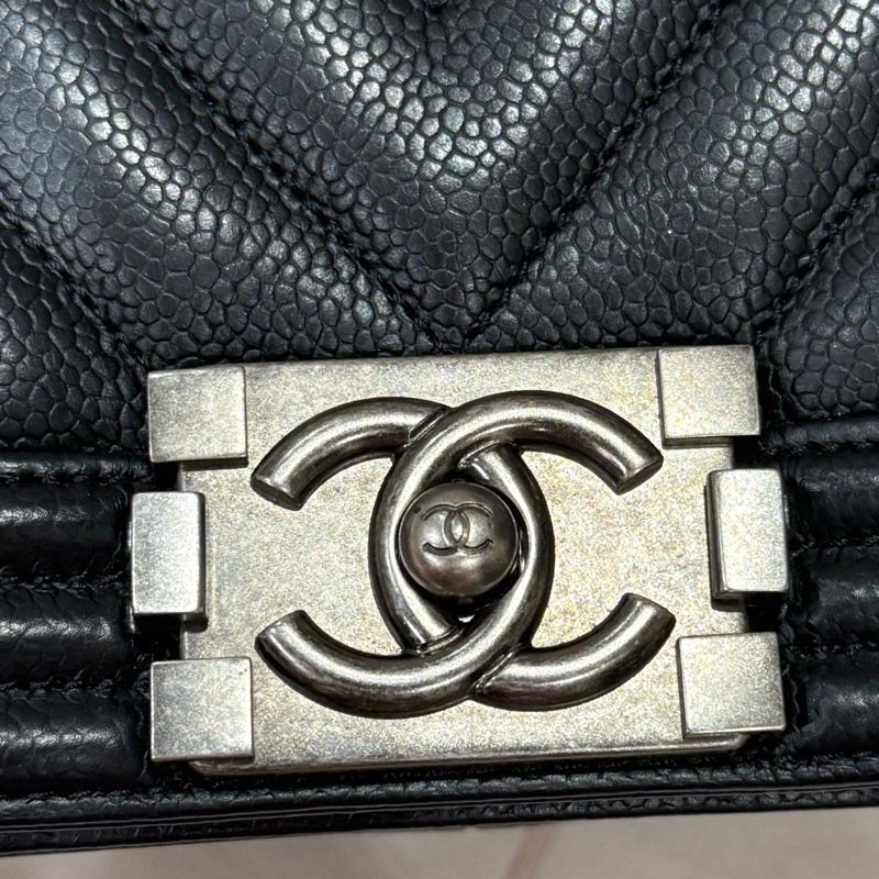 CHANEL 黑銀荔枝山型紋BOY25-21