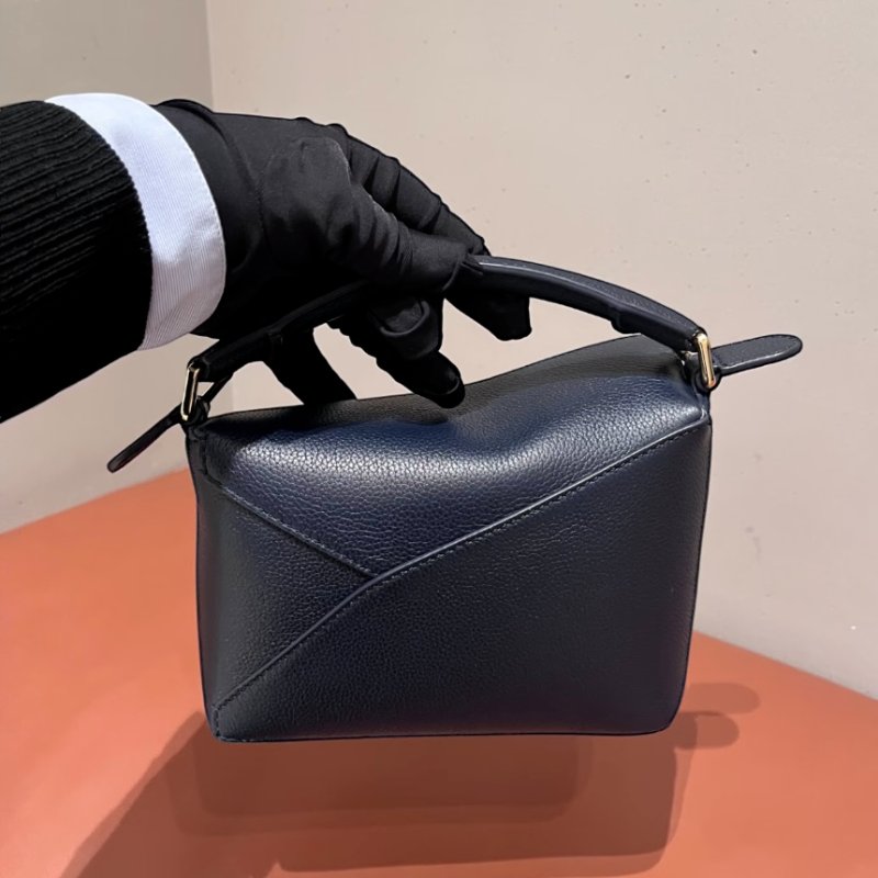 🎉新品好折扣✨Loewe 柔軟粒面小牛皮迷你 Puzzle Edge 包 黑色金釦-2