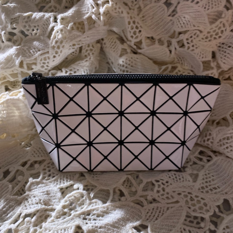 BAO BAO ISSEY MIYAKE 6格白色亮面收納包立體包化妝包 BB53-AG051-0