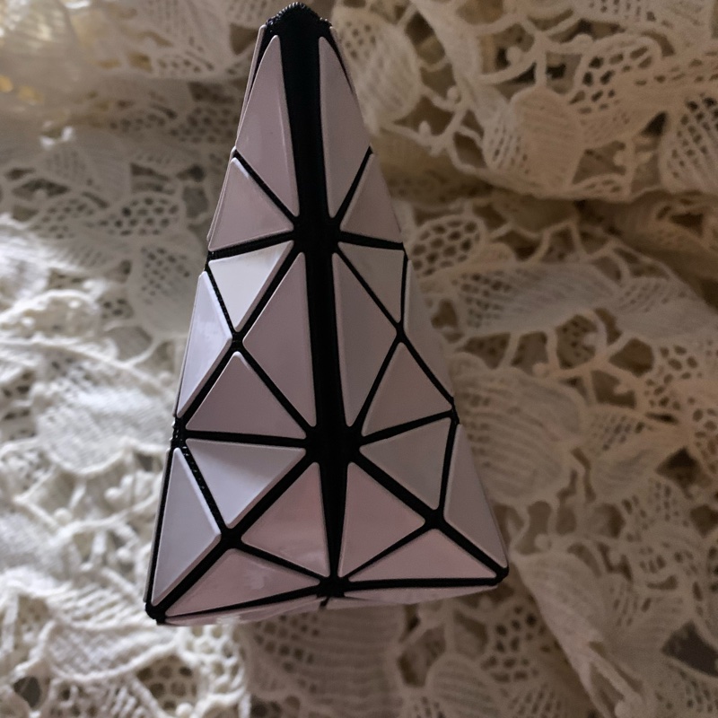 BAO BAO ISSEY MIYAKE 6格白色亮面收納包立體包化妝包 BB53-AG051-1