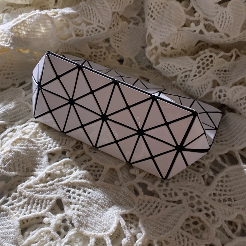 BAO BAO ISSEY MIYAKE 6格白色亮面收納包立體包化妝包 BB53-AG051-2