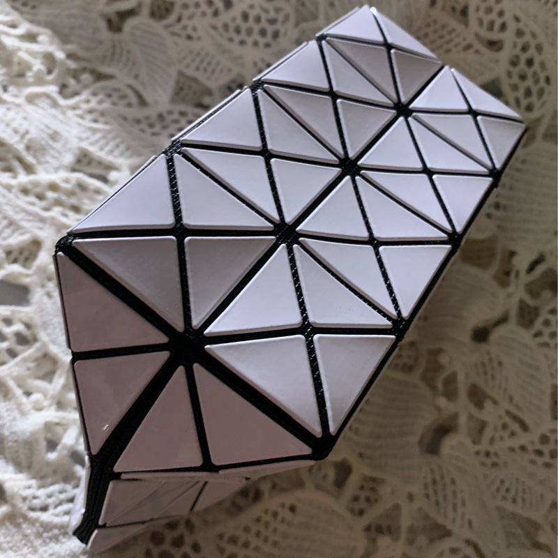 BAO BAO ISSEY MIYAKE 6格白色亮面收納包立體包化妝包 BB53-AG051-4