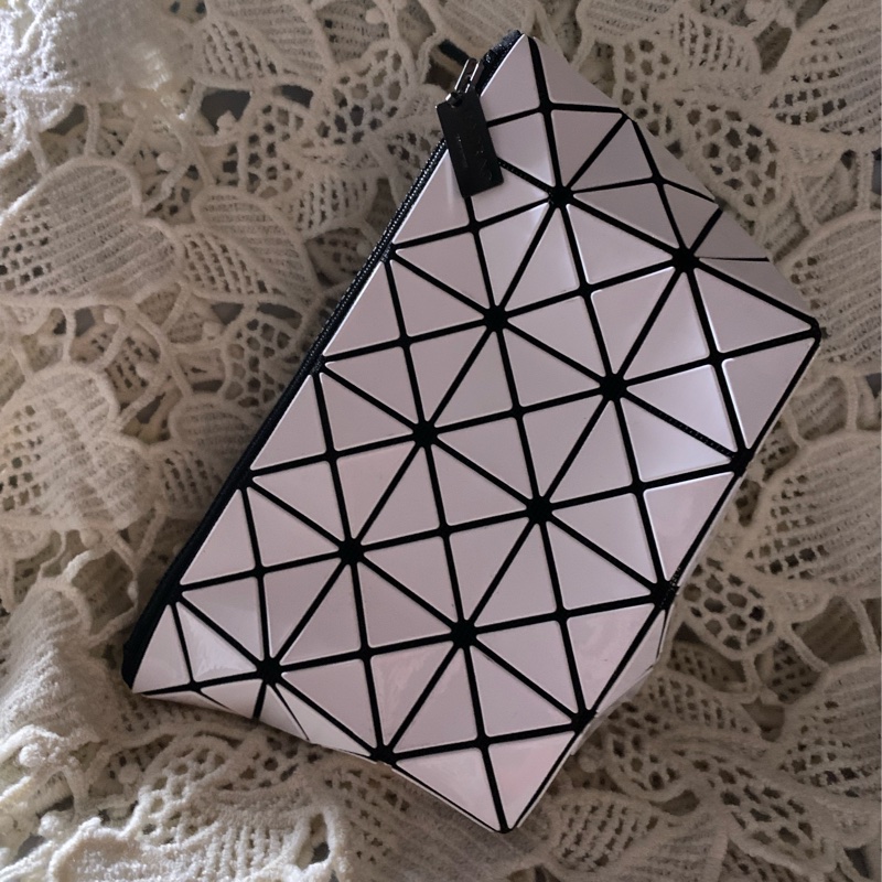 BAO BAO ISSEY MIYAKE 6格白色亮面收納包立體包化妝包 BB53-AG051-5