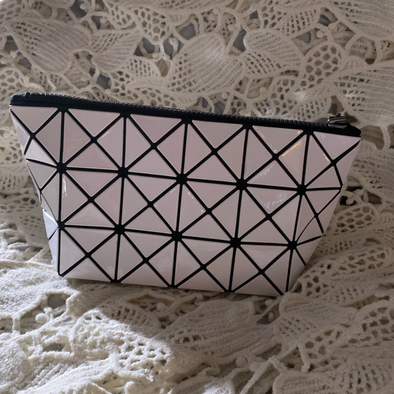 BAO BAO ISSEY MIYAKE 6格白色亮面收納包立體包化妝包 BB53-AG051-6