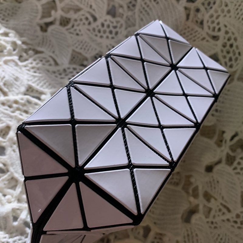 BAO BAO ISSEY MIYAKE 6格白色亮面收納包立體包化妝包 BB53-AG051-7