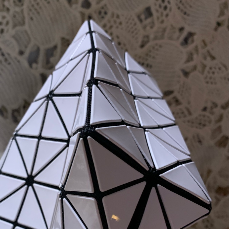 BAO BAO ISSEY MIYAKE 6格白色亮面收納包立體包化妝包 BB53-AG051-8