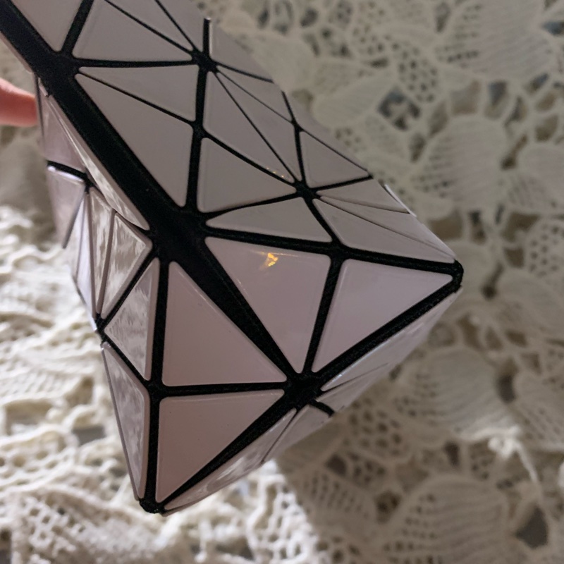 BAO BAO ISSEY MIYAKE 6格白色亮面收納包立體包化妝包 BB53-AG051-9