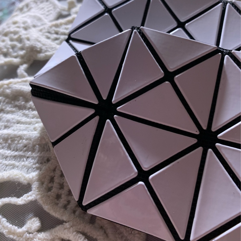 BAO BAO ISSEY MIYAKE 6格白色亮面收納包立體包化妝包 BB53-AG051-10