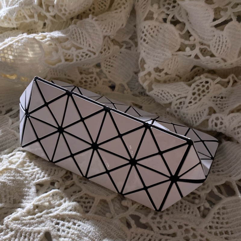 BAO BAO ISSEY MIYAKE 6格白色亮面收納包立體包化妝包 BB53-AG051-11
