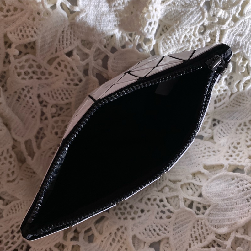 BAO BAO ISSEY MIYAKE 6格白色亮面收納包立體包化妝包 BB53-AG051-12