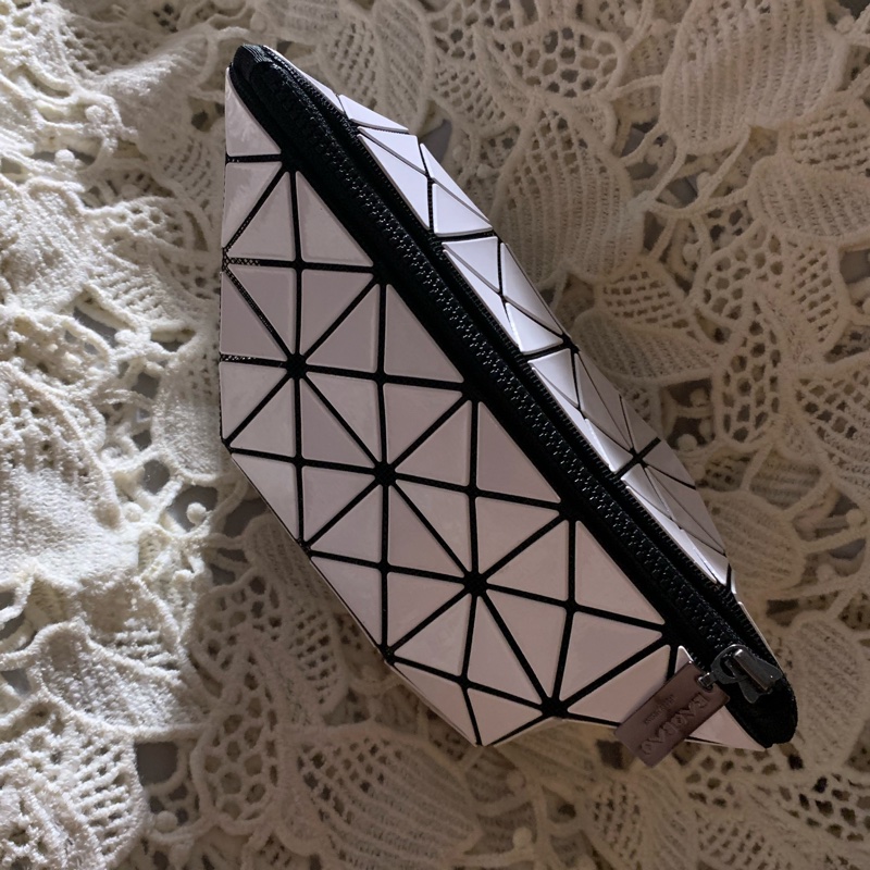 BAO BAO ISSEY MIYAKE 6格白色亮面收納包立體包化妝包 BB53-AG051-13