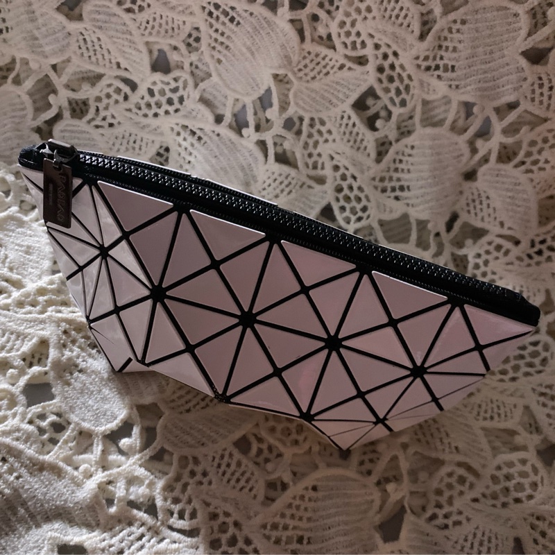 BAO BAO ISSEY MIYAKE 6格白色亮面收納包立體包化妝包 BB53-AG051-14