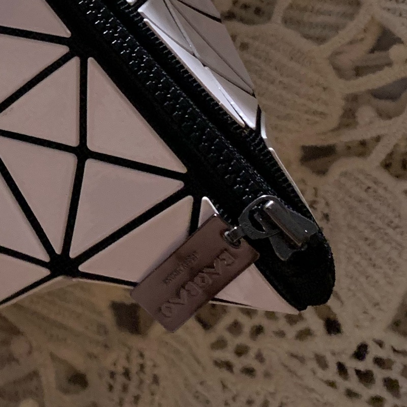 BAO BAO ISSEY MIYAKE 6格白色亮面收納包立體包化妝包 BB53-AG051-15