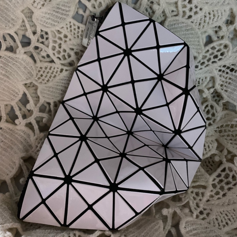 BAO BAO ISSEY MIYAKE 6格白色亮面收納包立體包化妝包 BB53-AG051-16