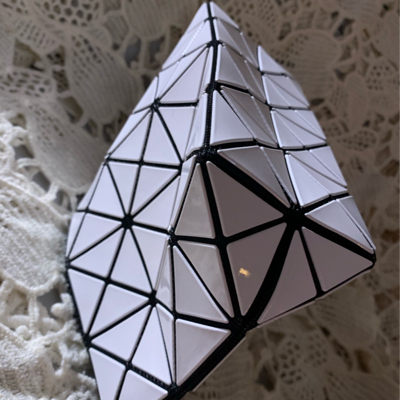 BAO BAO ISSEY MIYAKE 6格白色亮面收納包立體包化妝包 BB53-AG051-17