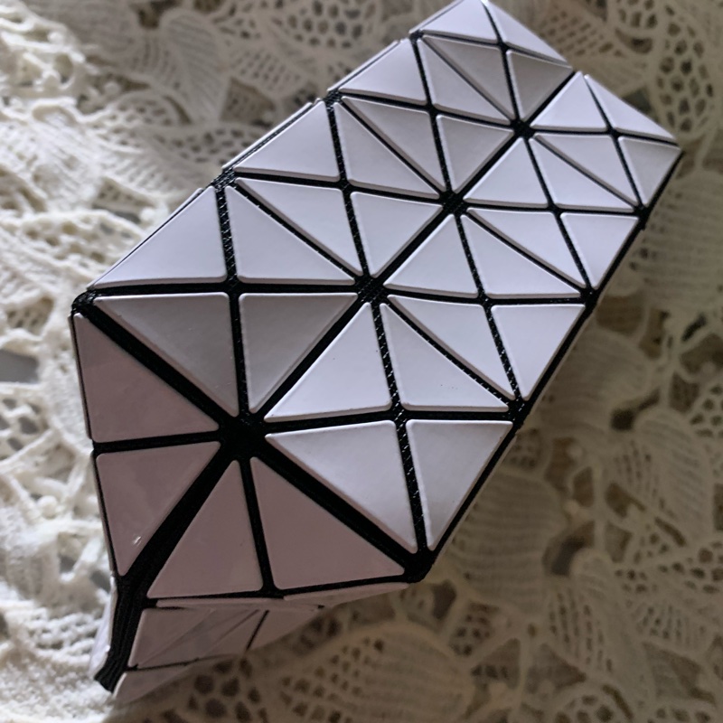 BAO BAO ISSEY MIYAKE 6格白色亮面收納包立體包化妝包 BB53-AG051-18