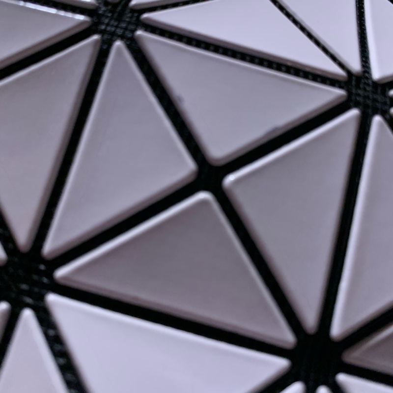 BAO BAO ISSEY MIYAKE 6格白色亮面收納包立體包化妝包 BB53-AG051-23