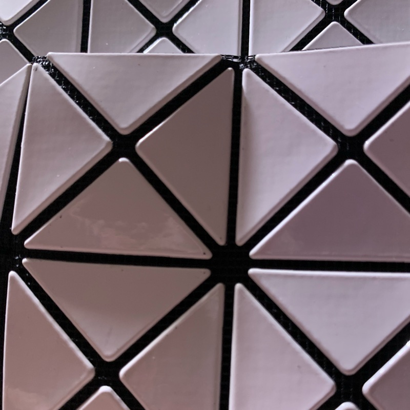 BAO BAO ISSEY MIYAKE 6格白色亮面收納包立體包化妝包 BB53-AG051-24