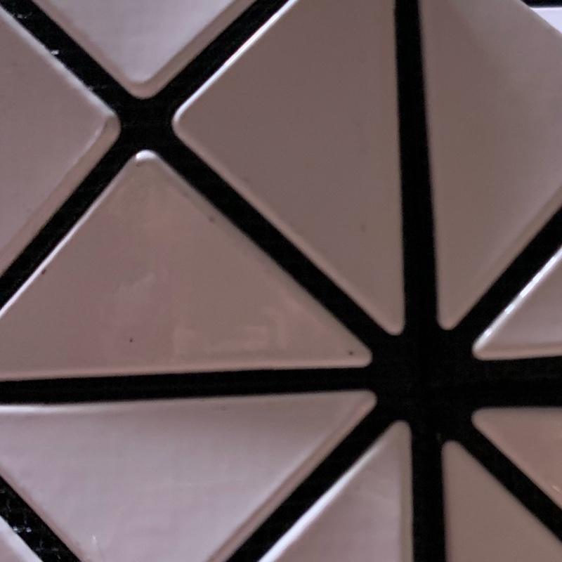 BAO BAO ISSEY MIYAKE 6格白色亮面收納包立體包化妝包 BB53-AG051-26