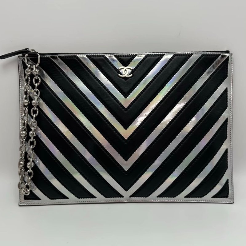 CHANEL鐳射V紋銀扣手拿包31.5*22*0.5 98新配件塵袋-0