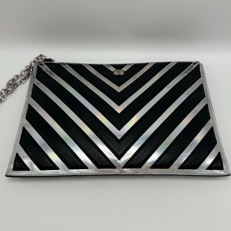 CHANEL鐳射V紋銀扣手拿包31.5*22*0.5 98新配件塵袋-1