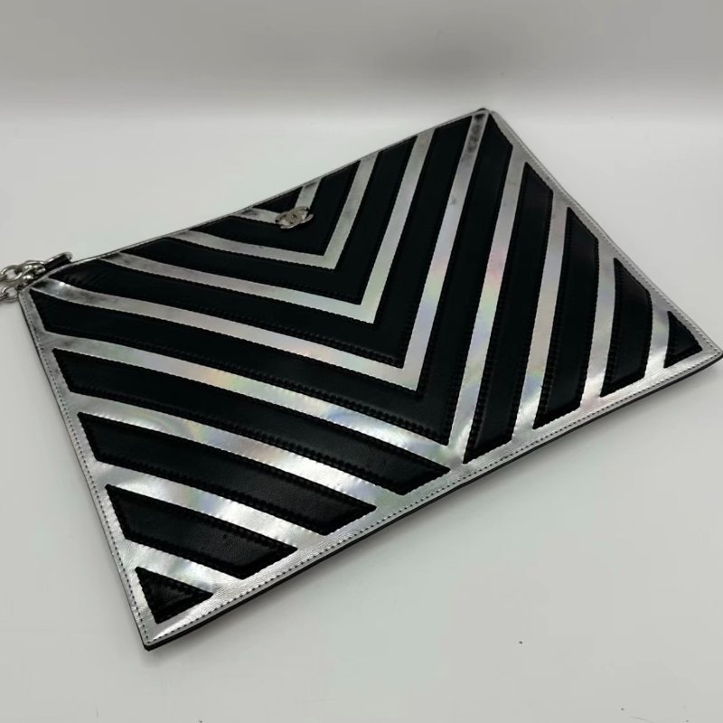 CHANEL鐳射V紋銀扣手拿包31.5*22*0.5 98新配件塵袋-2