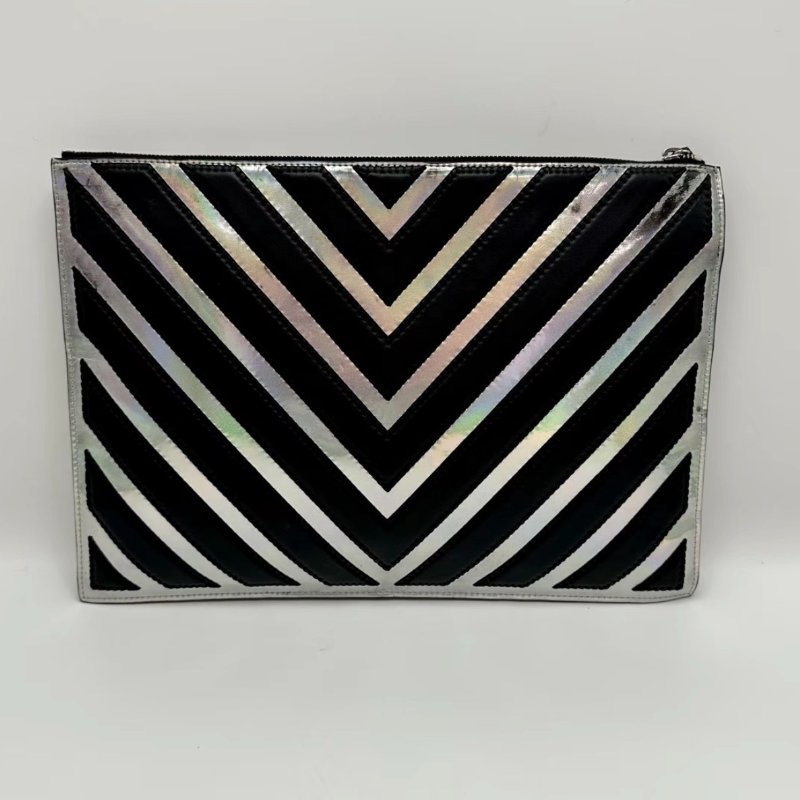 CHANEL鐳射V紋銀扣手拿包31.5*22*0.5 98新配件塵袋-3