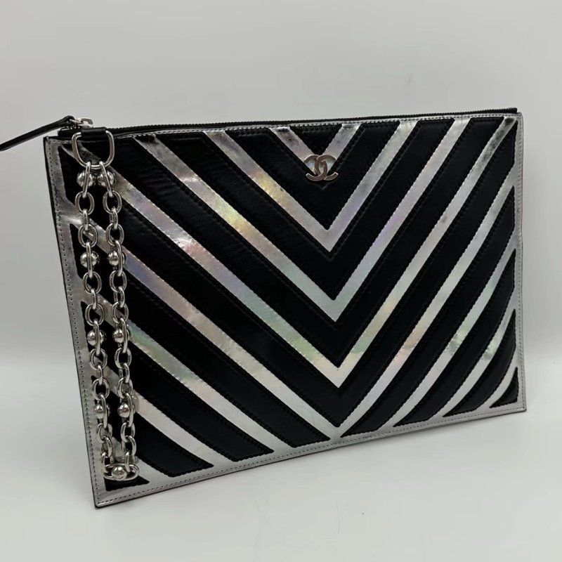 CHANEL鐳射V紋銀扣手拿包31.5*22*0.5 98新配件塵袋-4