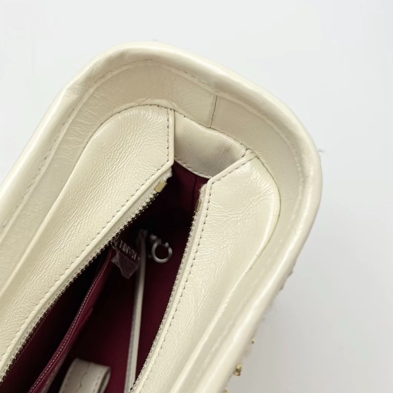 CHANEL白色毛呢流浪肩背斜背包 21*16*9 99新配件塵袋保卡-4