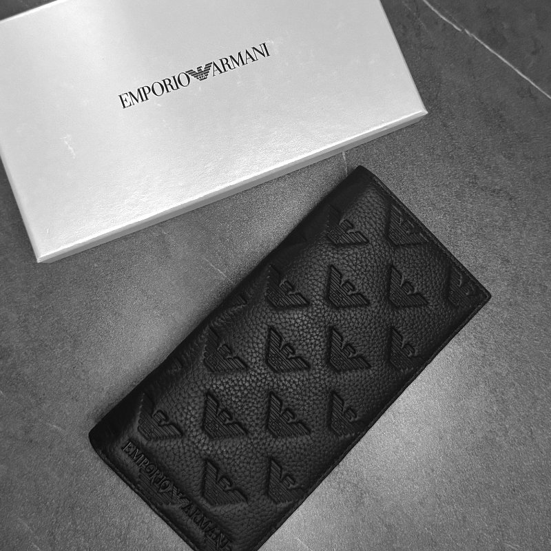 🛍️ 雙11年度最低價!今天不買會後悔!【EMPORIO ARMANI 阿曼尼】牛皮 滿版壓紋印花對開長夾-1