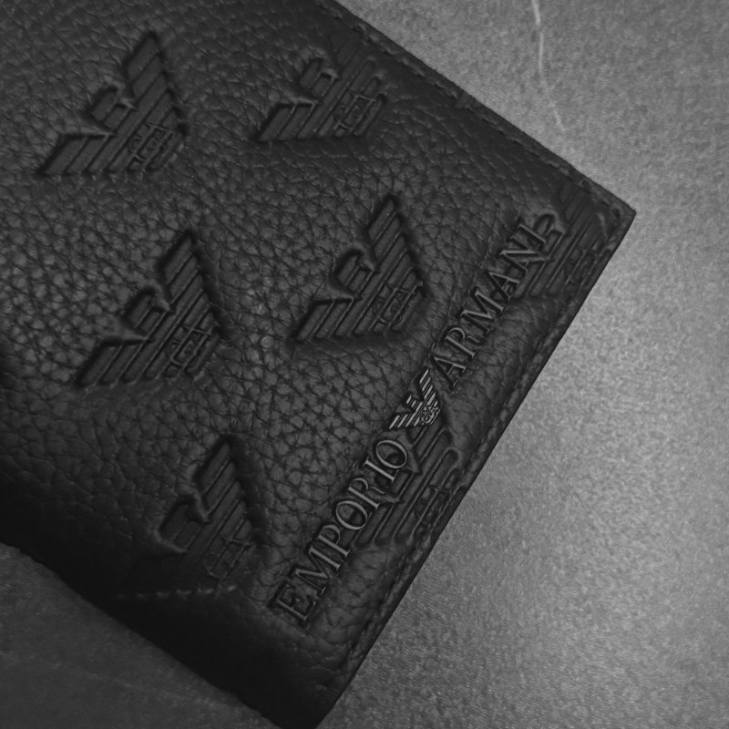 🛍️ 雙11年度最低價!今天不買會後悔!【EMPORIO ARMANI 阿曼尼】牛皮 滿版壓紋印花對開長夾-4